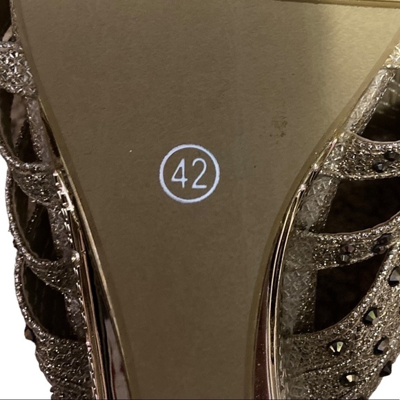 L’Amour Sz 42 (9) Sandals Gold Tone Sparklie NWOT. Christmas Party Perfect - Picture 3 of 9